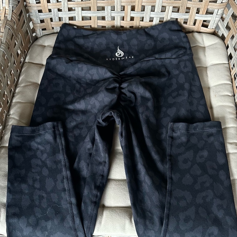 Ryderwear animal scrunch leggings